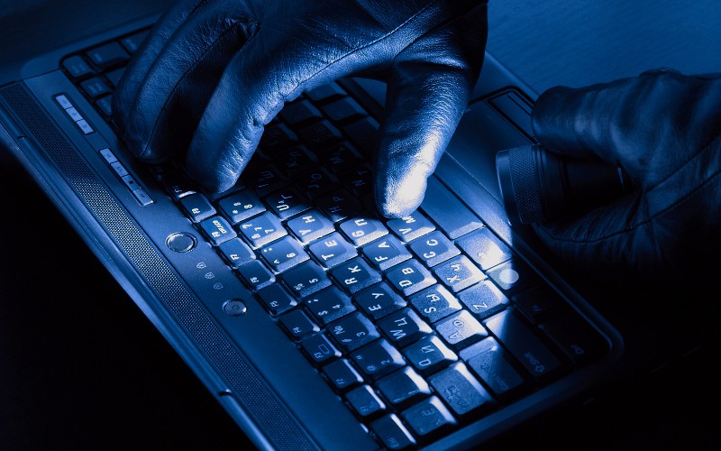 Мошенники выманивают коды через фейковые рабочие чаты